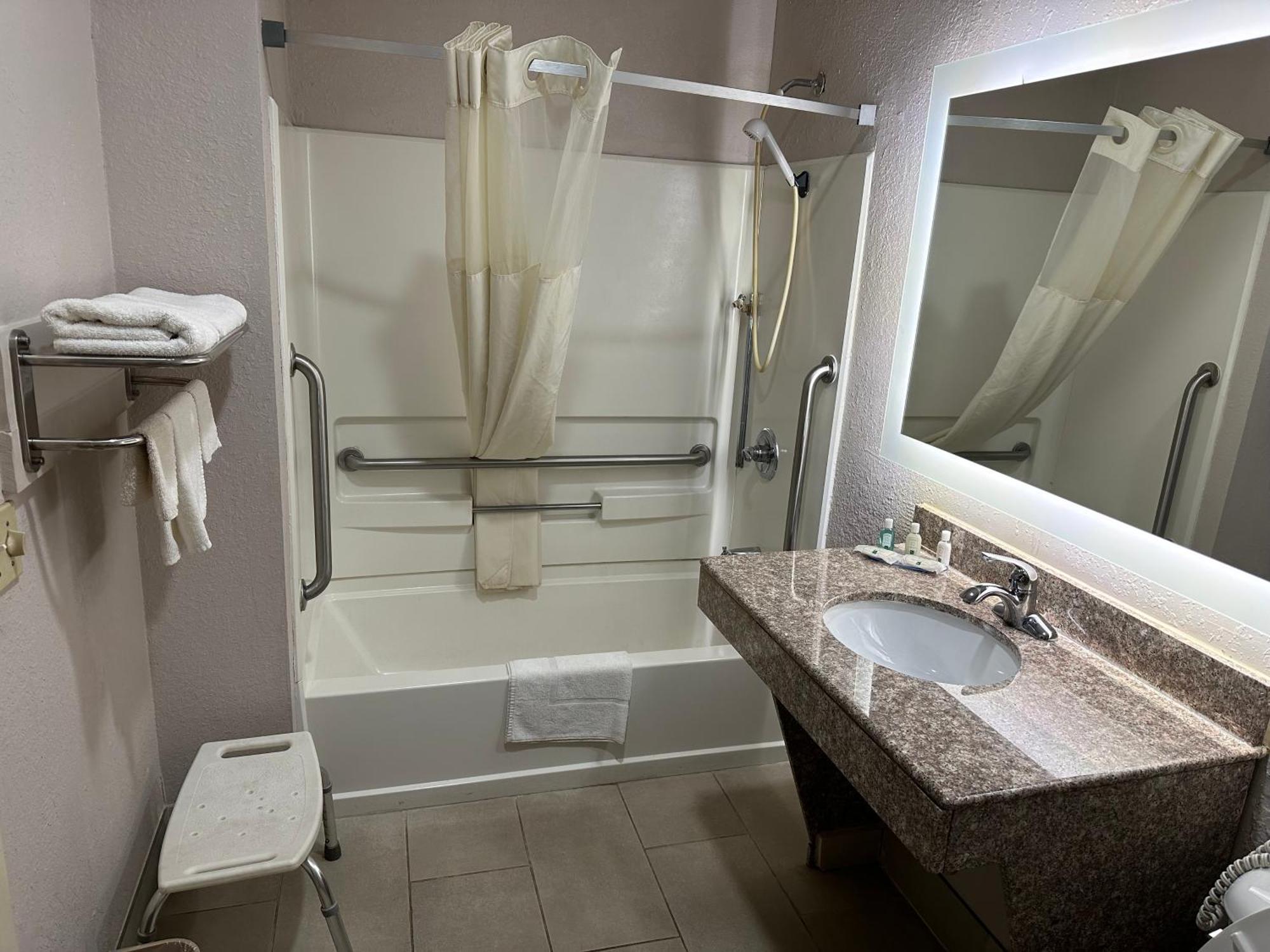 Quality Inn 2*